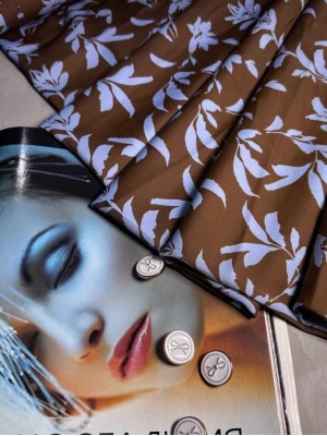 Шелк " Армани " - крэш . Оттенок " Голубые цветы на коричневом"