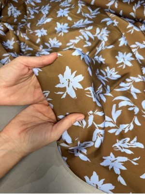 Шелк " Армани " - крэш . Оттенок " Голубые цветы на коричневом"