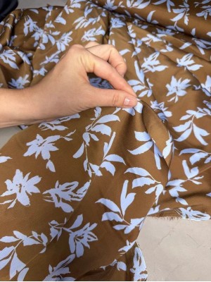 Шелк " Армани " - крэш . Оттенок " Голубые цветы на коричневом"