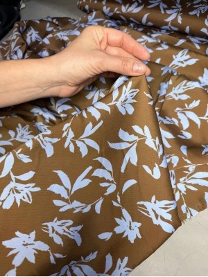 Шелк " Армани " - крэш . Оттенок " Голубые цветы на коричневом"