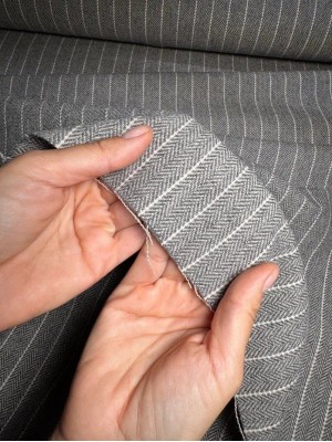Костюмная шерсть "Herringbone". Оттенок  бежево-серый 