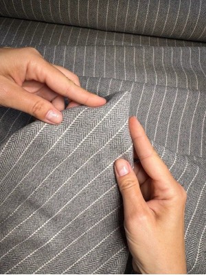 Костюмная шерсть "Herringbone". Оттенок  бежево-серый 