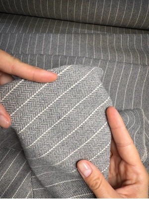 Костюмная шерсть "Herringbone". Оттенок  бежево-серый 