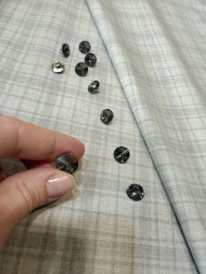 Пуговица на ножке (серая Сваровски) 