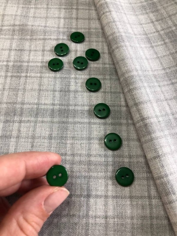 Пуговица с 2 отверстиями (зеленые рубашечные) 