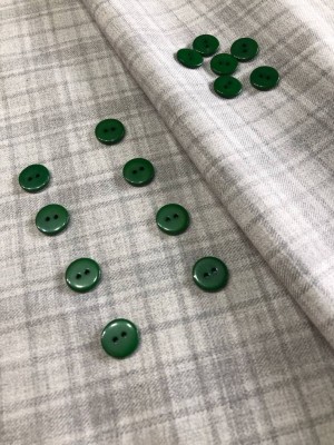 Пуговица с 2 отверстиями (зеленые рубашечные) 