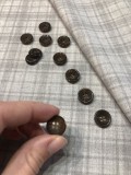 Пуговица с 4 отверстиями (коричневая с прожилками L24)