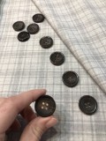 Пуговица с 4 отверстиями (коричневая с прожилками L40)