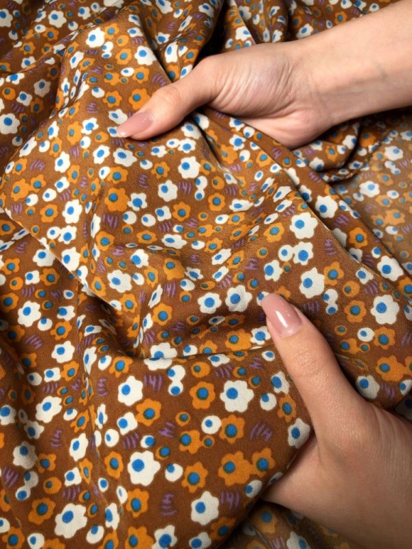 Вискозный шелк с принтом (коричневый с цветочками)