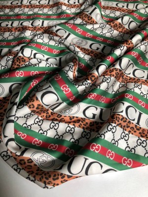 Шелк "Армани" с логотипом "Gucci"