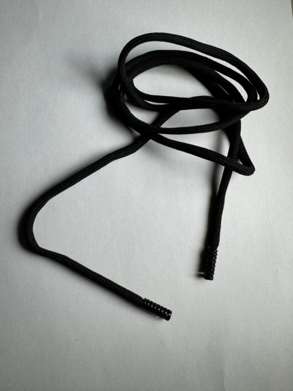 Шнурок с черными наконечниками (оттенок "Черный")