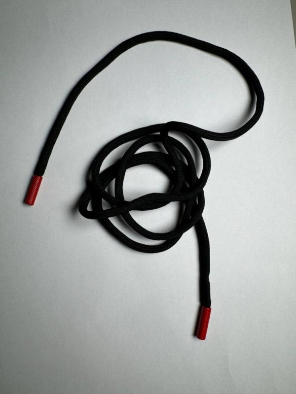 Шнурок с красными наконечниками (оттенок "Черный")