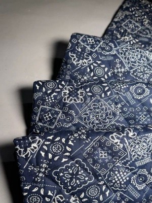 Стежёная с синим рисунком