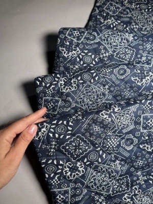 Стежёная с синим рисунком