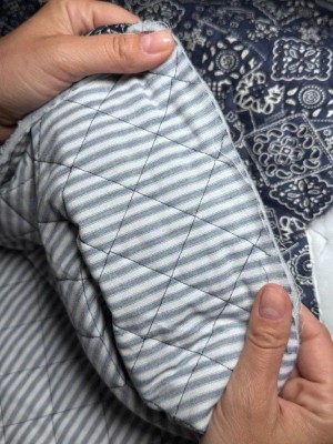 Стежёная с синим рисунком