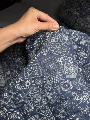 Стежёная с синим рисунком