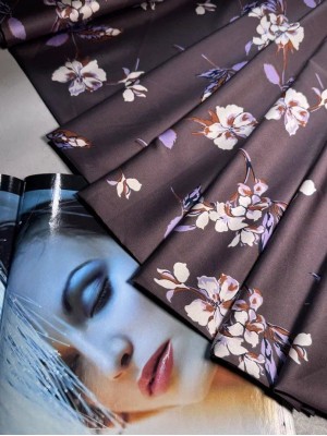 Шелк " Армани " Оттенок " Бело-сиреневые цветы "