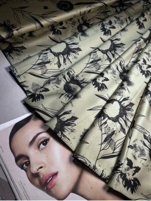 Шелк " Армани " . Оттенок " Черные цветы на фисташке"