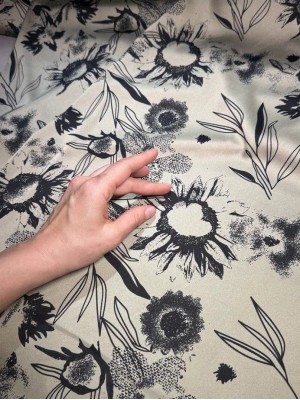 Шелк " Армани " . Оттенок " Черные цветы на фисташке"