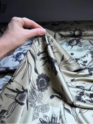 Шелк " Армани " . Оттенок " Черные цветы на фисташке"