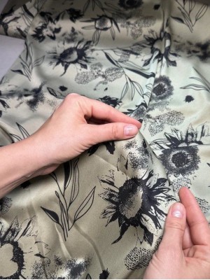 Шелк " Армани " . Оттенок " Черные цветы на фисташке"