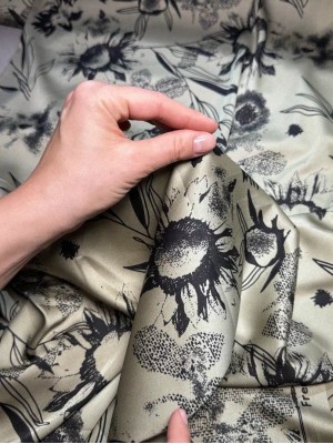 Шелк " Армани " . Оттенок " Черные цветы на фисташке"