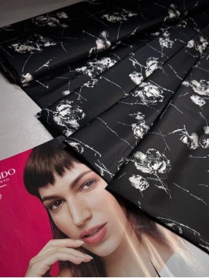 Шелк " Армани " . Оттенок " Белые розы на черном"