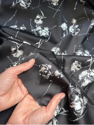 Шелк " Армани " . Оттенок " Белые розы на черном"