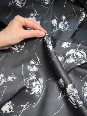 Шелк " Армани " . Оттенок " Белые розы на черном"