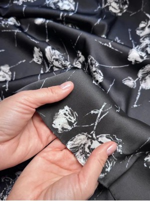 Шелк " Армани " . Оттенок " Белые розы на черном"