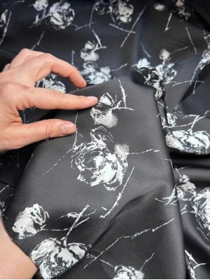 Шелк " Армани " . Оттенок " Белые розы на черном"