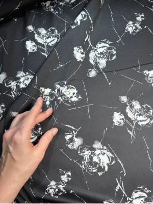 Шелк " Армани " . Оттенок " Белые розы на черном"